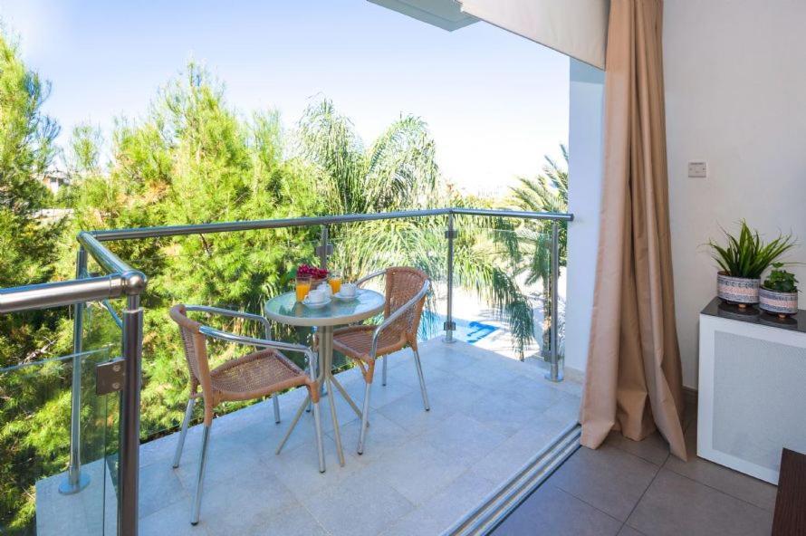 Lucile - Coralli Beachfront Apartment Paralimni Exterior photo