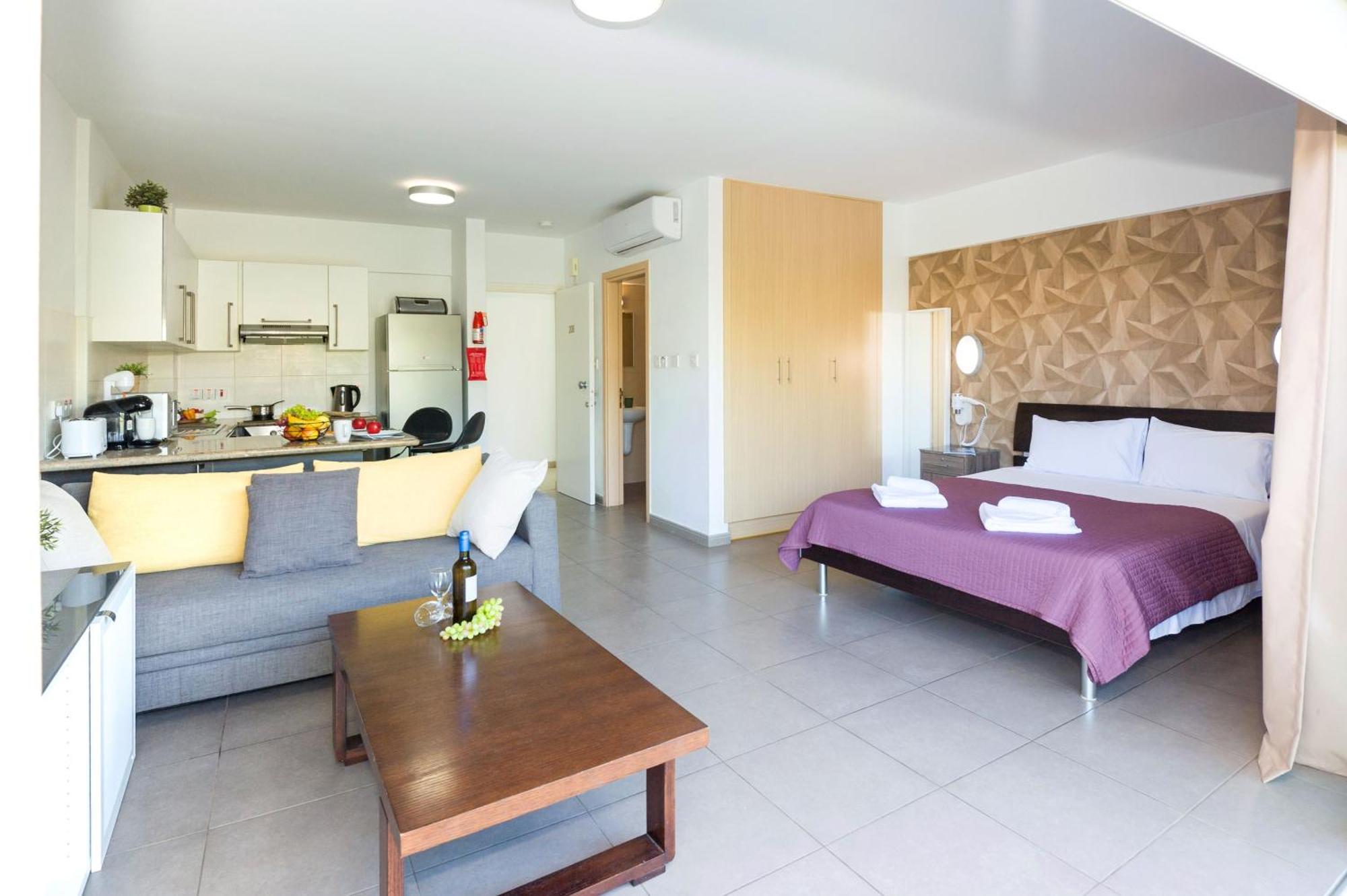 Lucile - Coralli Beachfront Apartment Paralimni Exterior photo